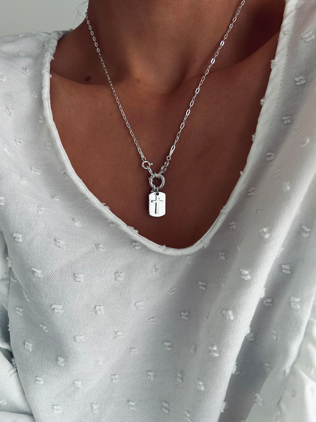 COLLAR PLACA PROTECTORA CRUZ PLATA 925