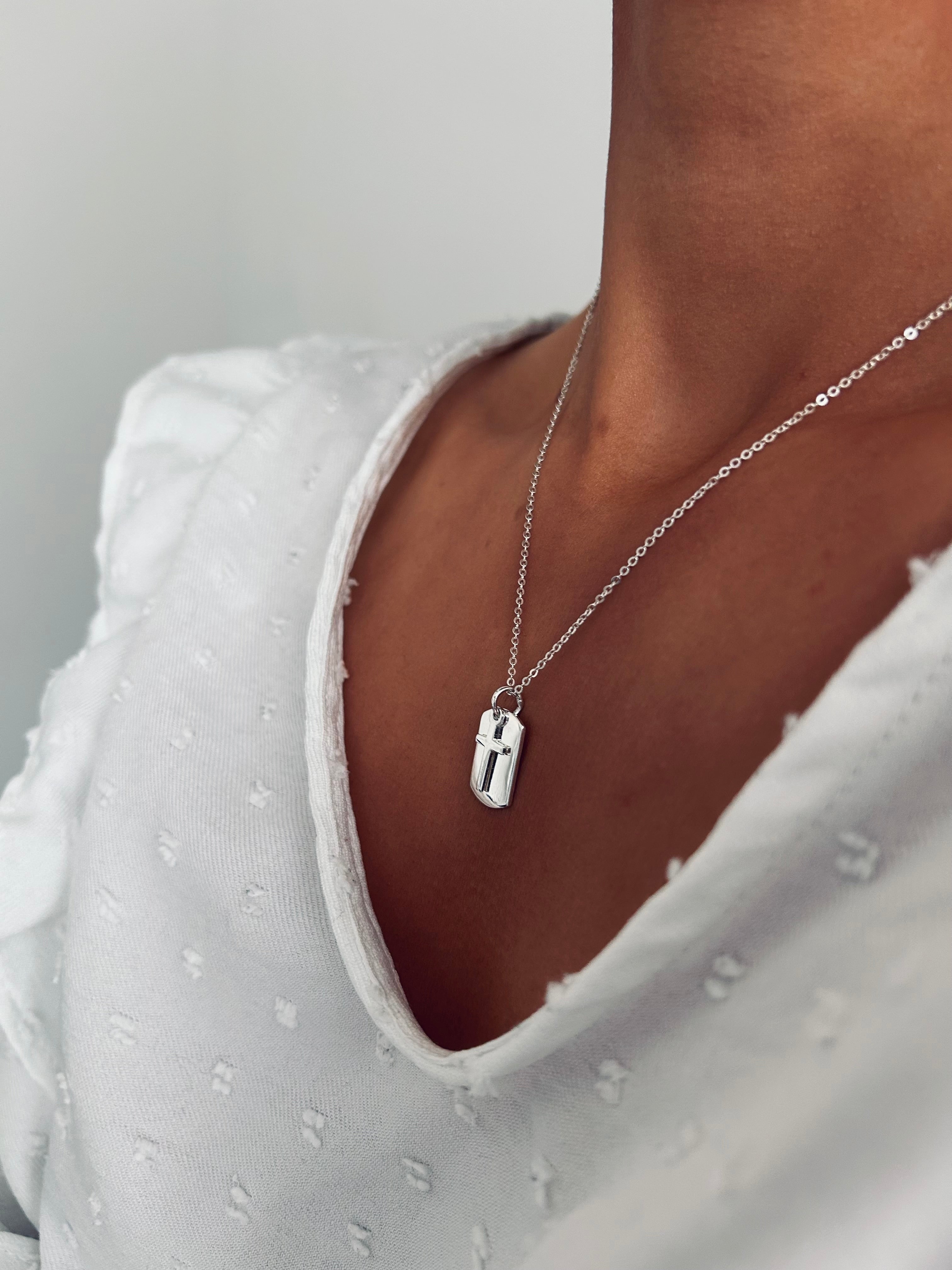COLLAR PLACA PROTECTORA PLATA 925 clásica